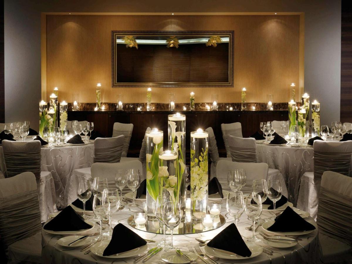 Moevenpick Hotel Jumeirah Beach Dubai Luaran gambar A wedding reception at the Four Seasons Hotel, Hong Kong