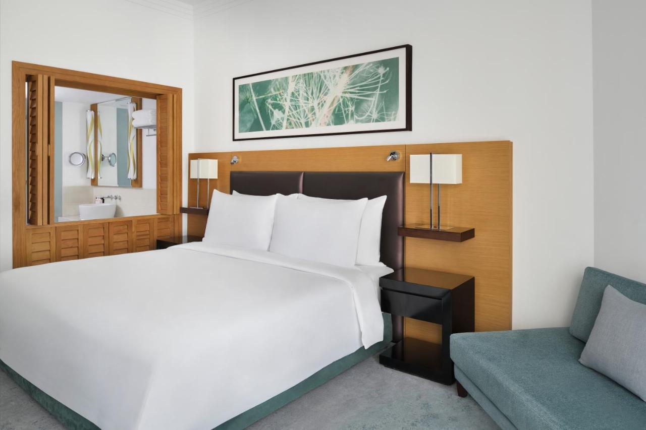 Moevenpick Hotel Jumeirah Beach Dubai Luaran gambar A bedroom at the hotel