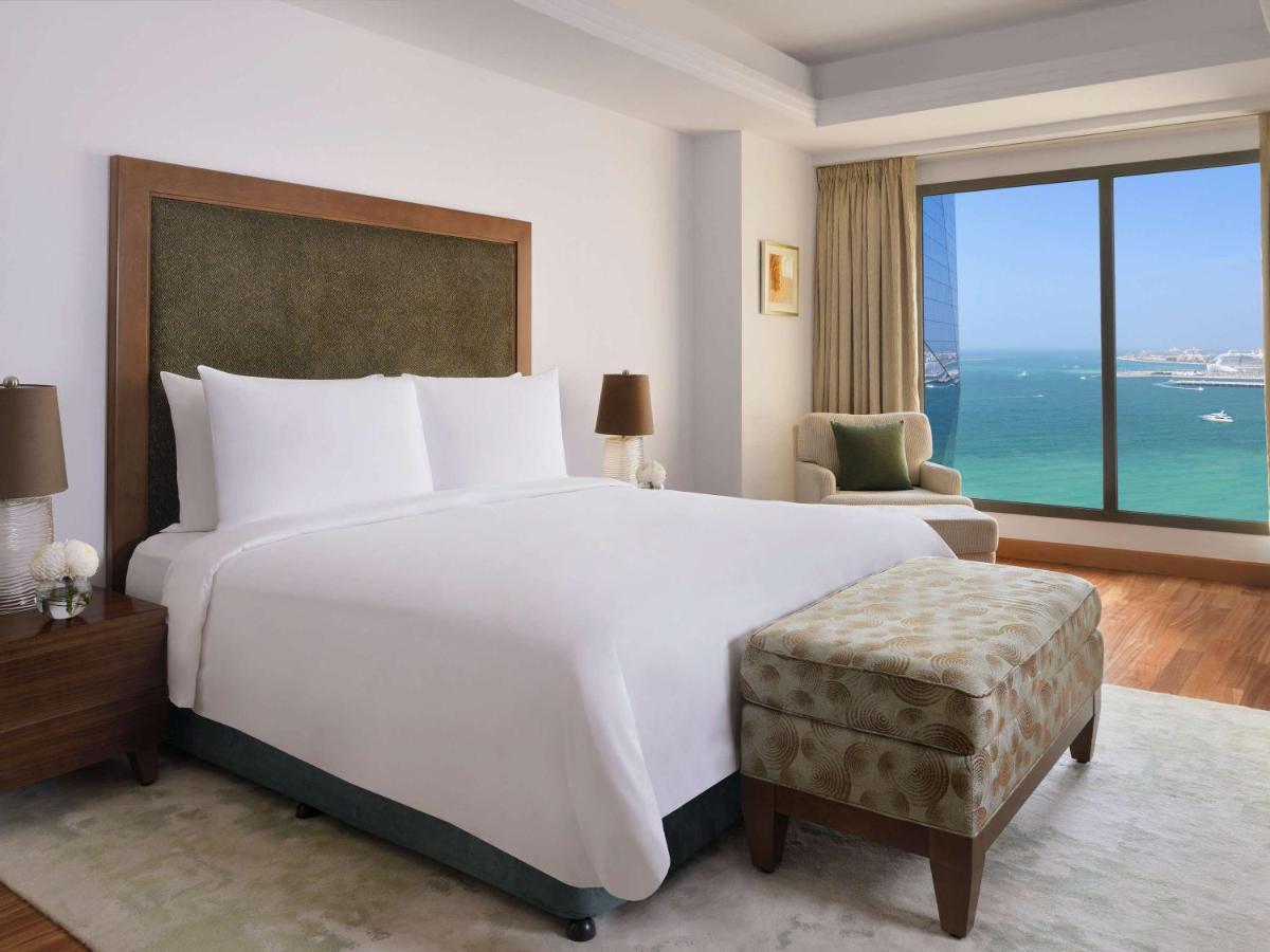 Moevenpick Hotel Jumeirah Beach Dubai Luaran gambar A bedroom at the hotel