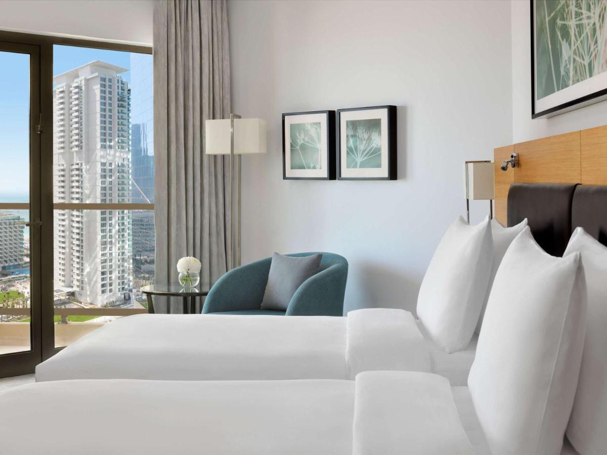 Moevenpick Hotel Jumeirah Beach Dubai Luaran gambar A guest room at the Hilton San Diego Bayfront