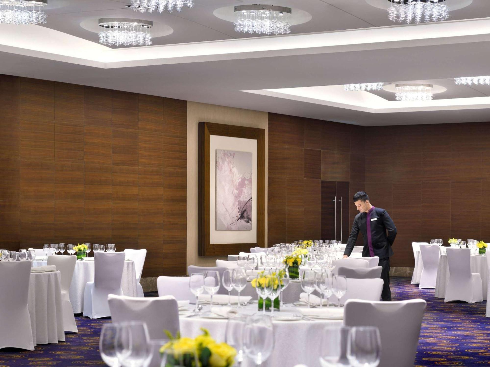 Moevenpick Hotel Jumeirah Beach Dubai Luaran gambar A ballroom at the hotel