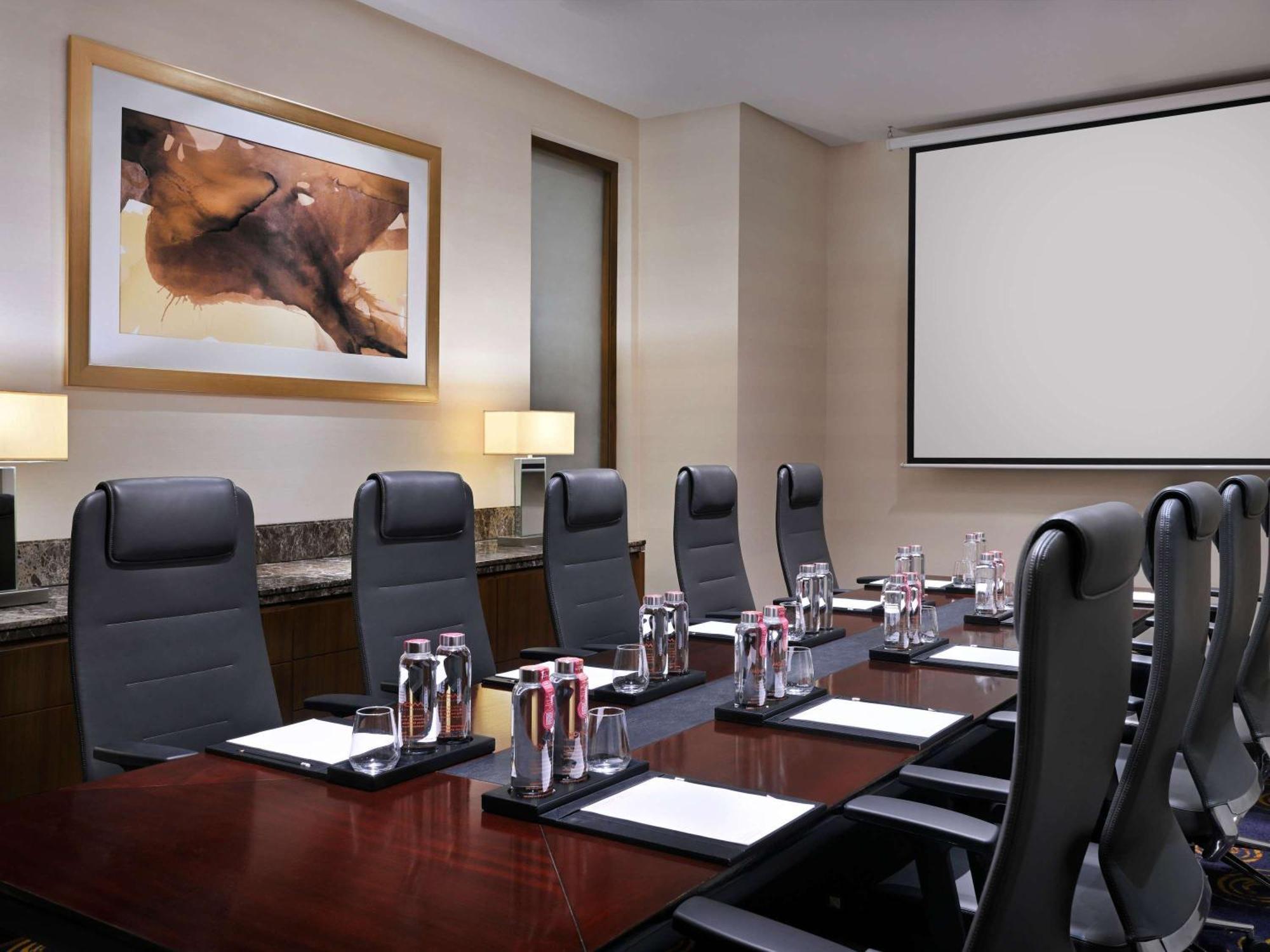 Moevenpick Hotel Jumeirah Beach Dubai Luaran gambar A boardroom
