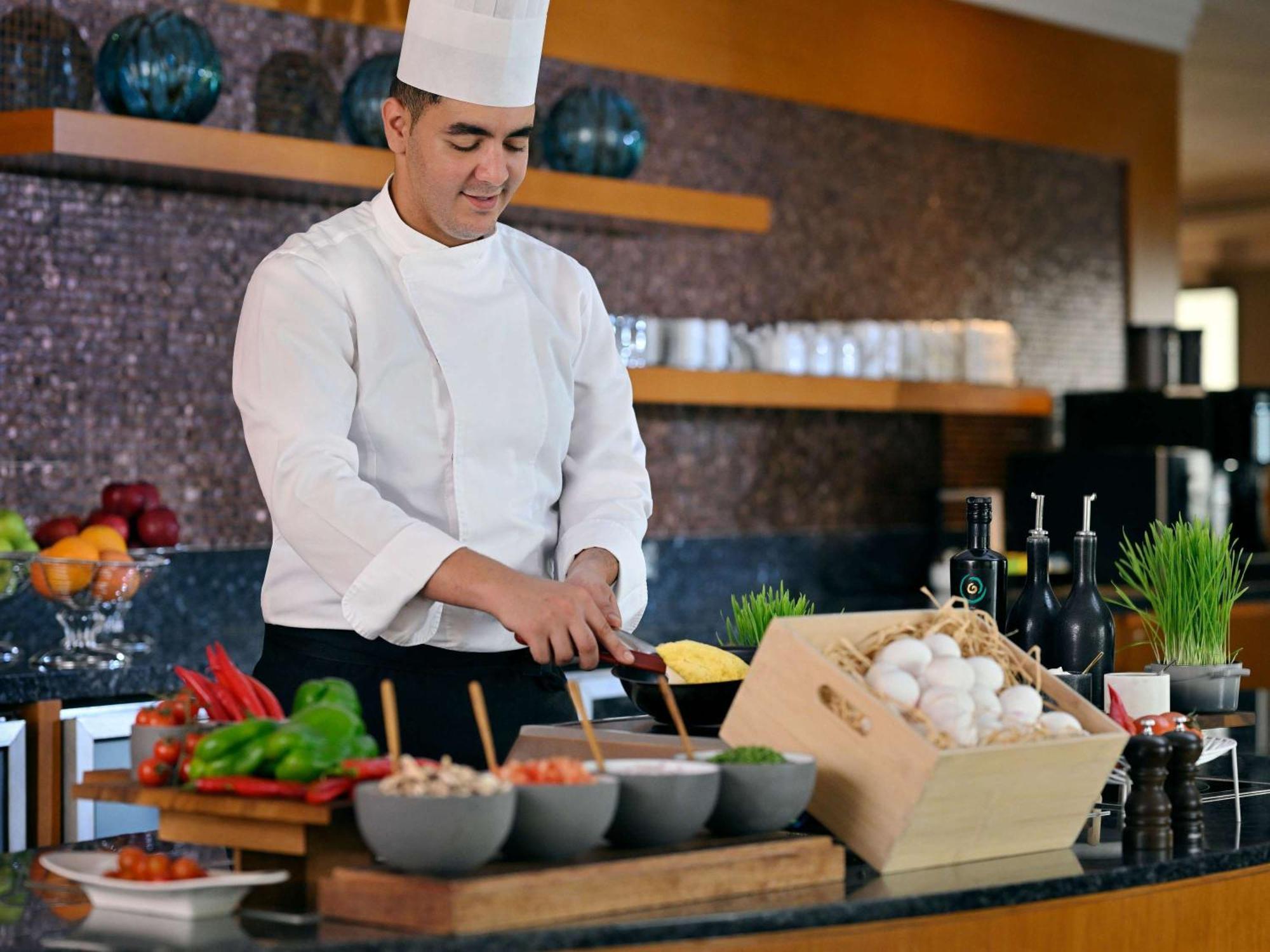 Moevenpick Hotel Jumeirah Beach Dubai Luaran gambar A chef preparing food