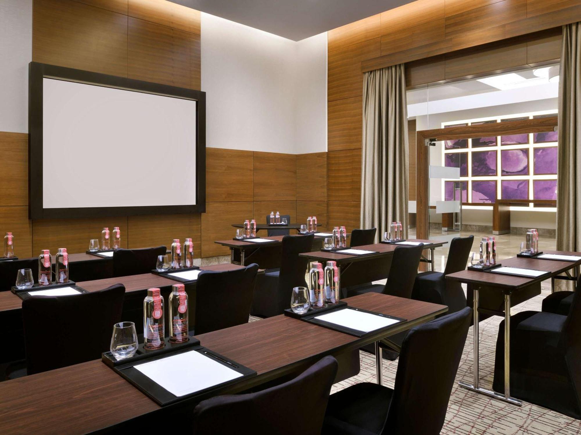 Moevenpick Hotel Jumeirah Beach Dubai Luaran gambar Meeting room