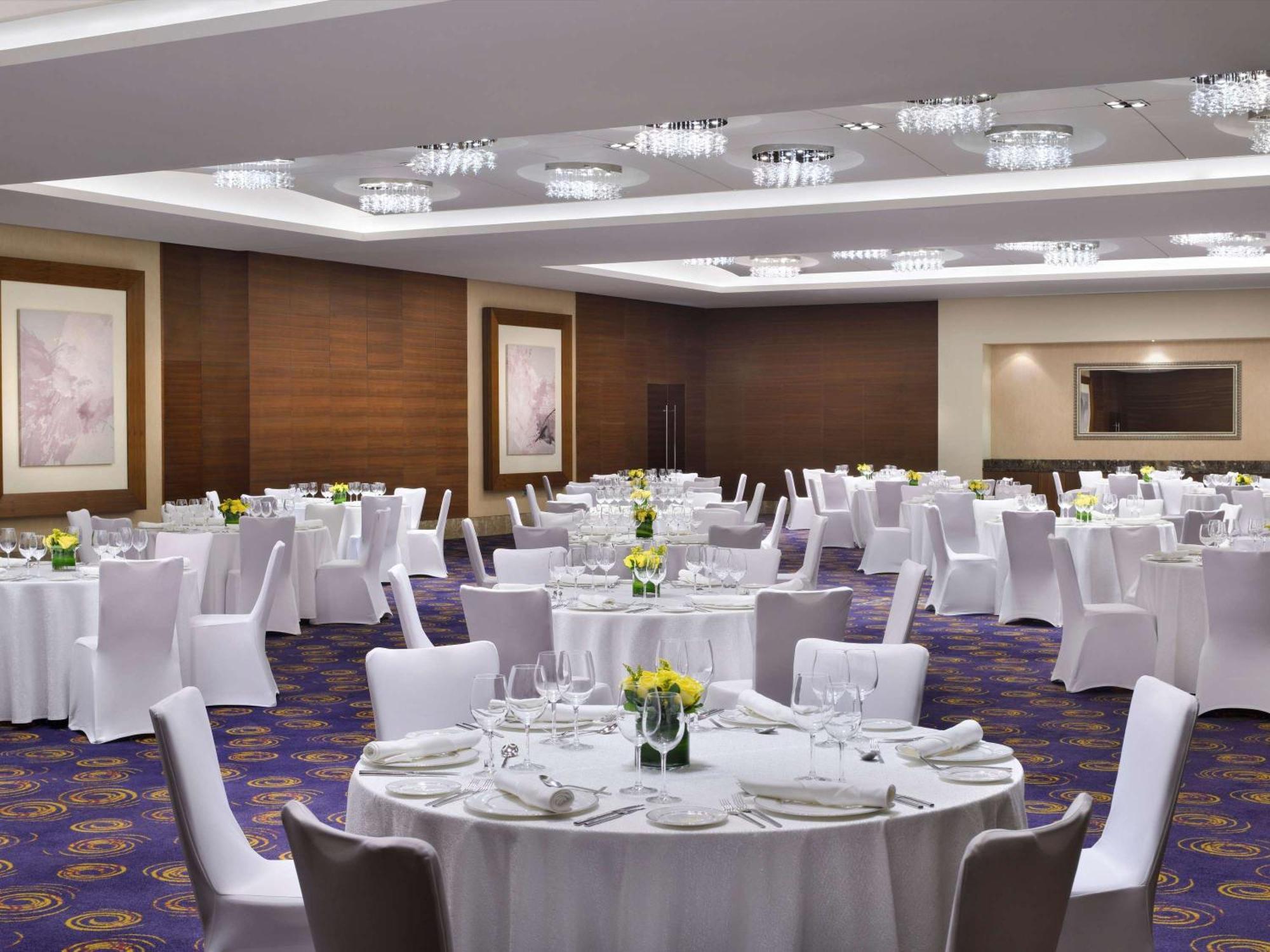 Moevenpick Hotel Jumeirah Beach Dubai Luaran gambar The ballroom at the hotel