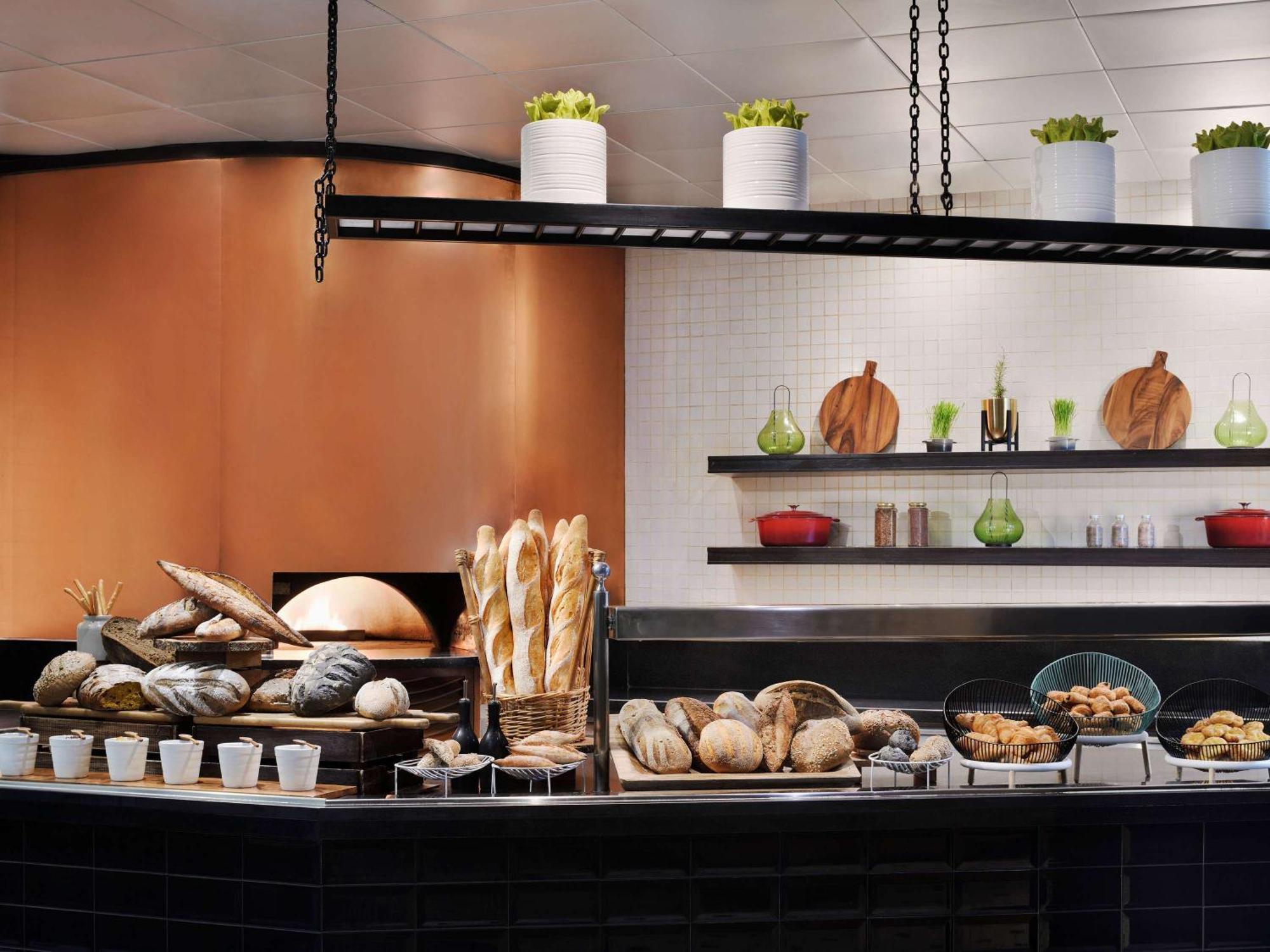 Moevenpick Hotel Jumeirah Beach Dubai Luaran gambar Bread at the buffet