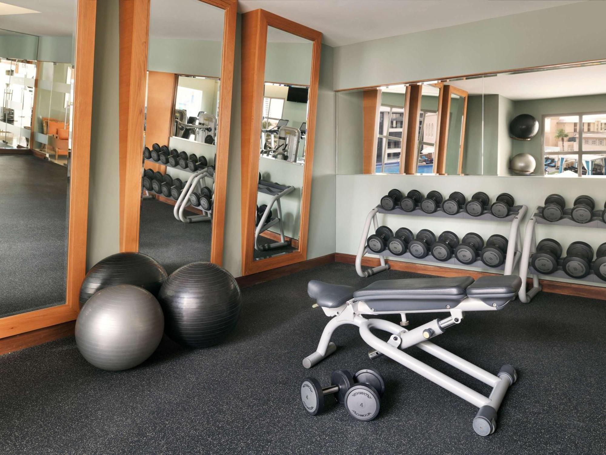 Moevenpick Hotel Jumeirah Beach Dubai Luaran gambar A typical gym