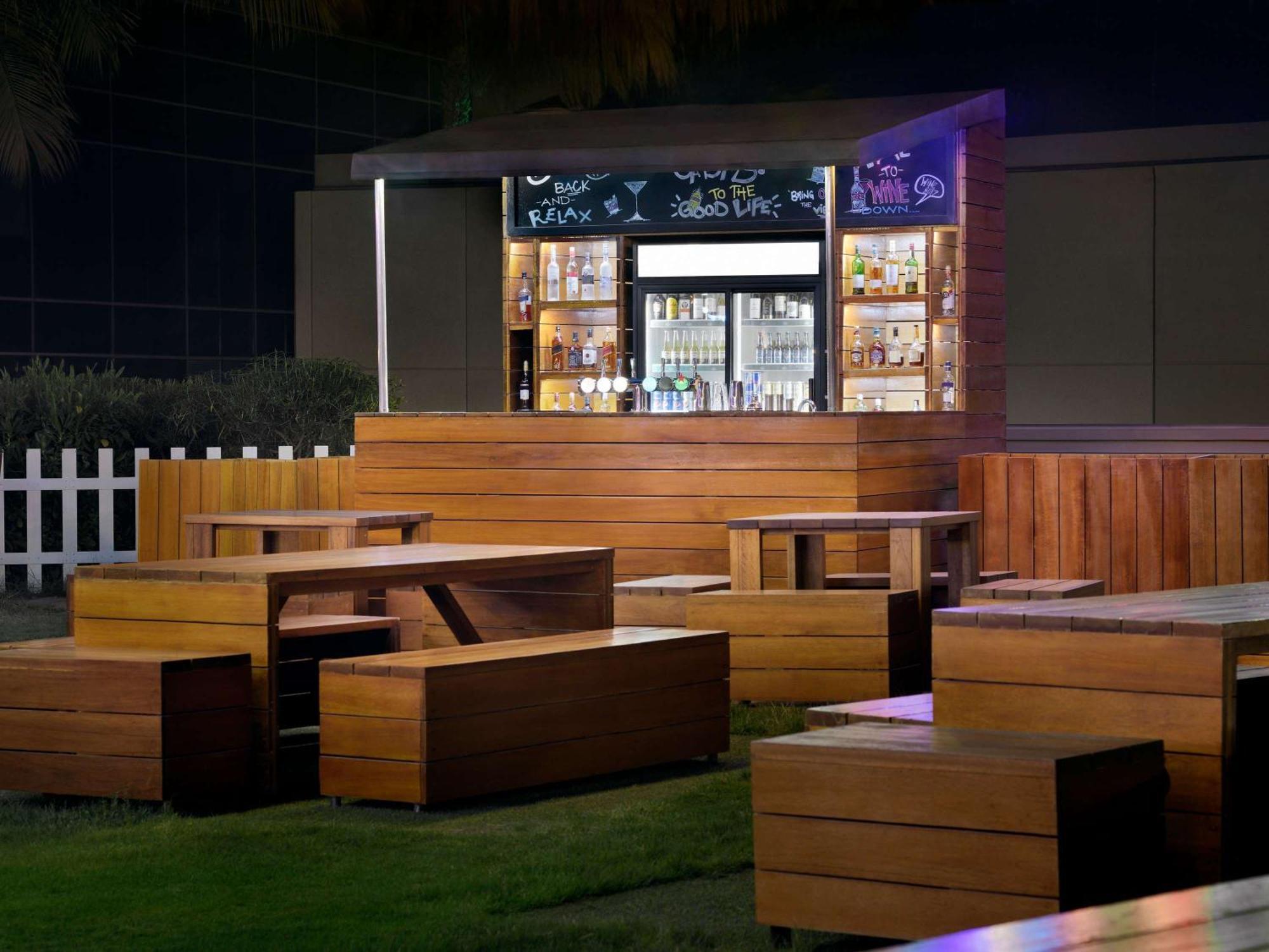 Moevenpick Hotel Jumeirah Beach Dubai Luaran gambar The bar at the Dubai Polo & Equestrian Club
