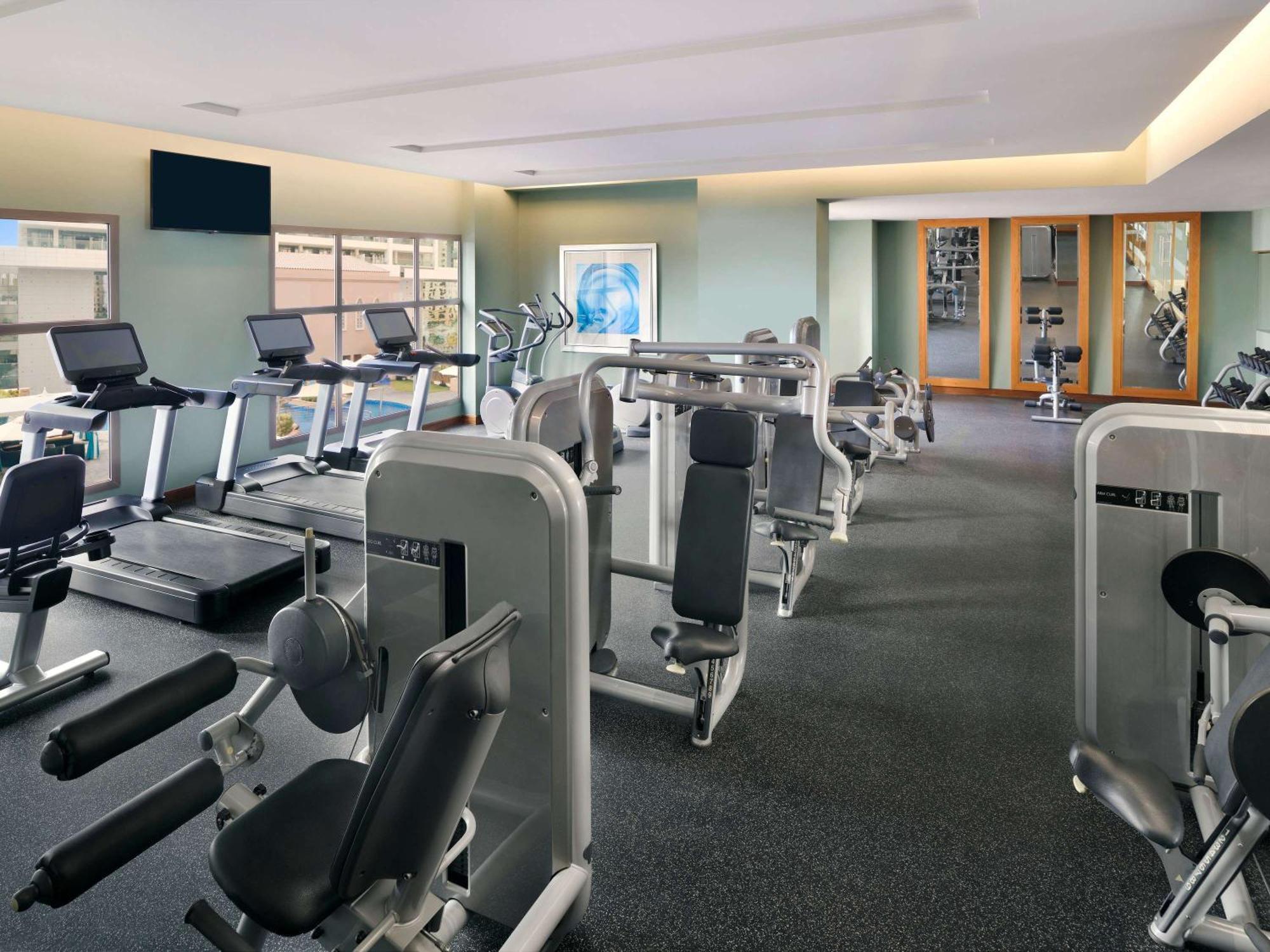 Moevenpick Hotel Jumeirah Beach Dubai Luaran gambar The gym at the hotel