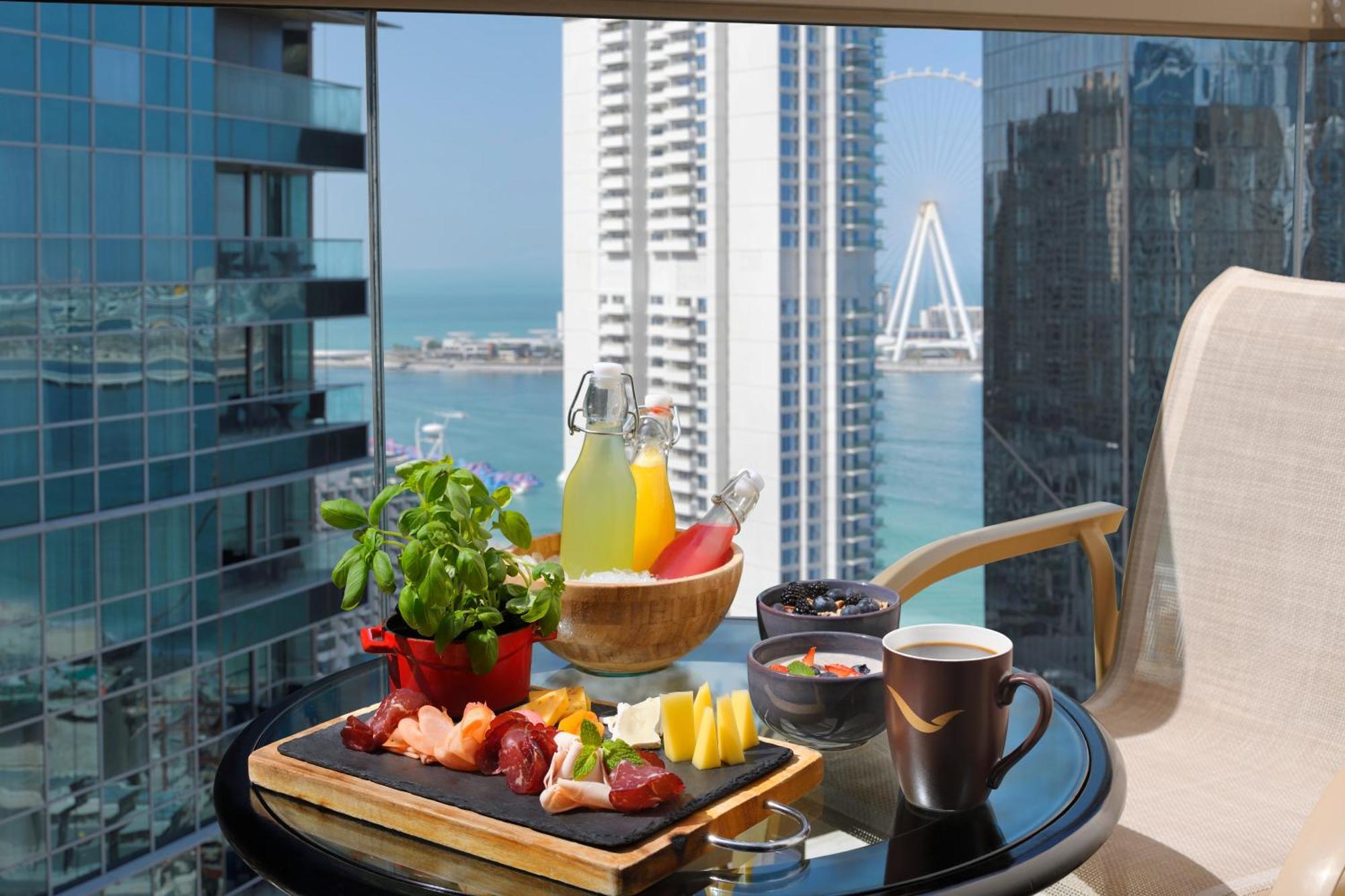 Moevenpick Hotel Jumeirah Beach Dubai Luaran gambar A breakfast at Jumeirah Atlantis