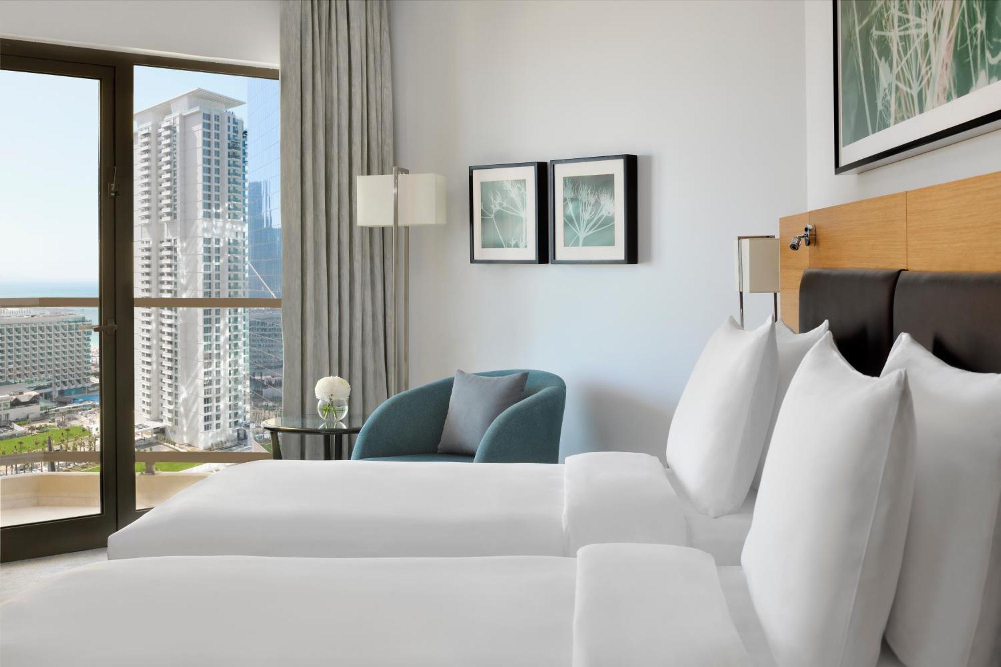 Moevenpick Hotel Jumeirah Beach Dubai Luaran gambar A guest room at the Hilton San Diego Bayfront
