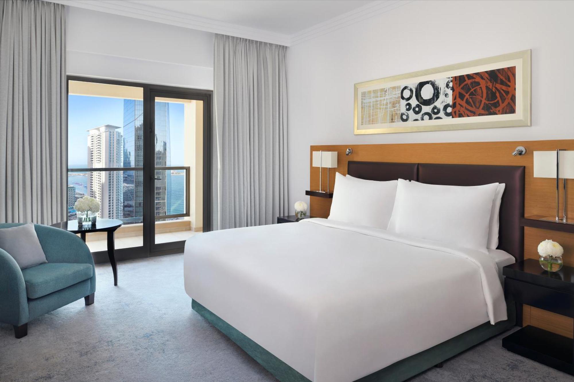 Moevenpick Hotel Jumeirah Beach Dubai Luaran gambar A bedroom at the hotel