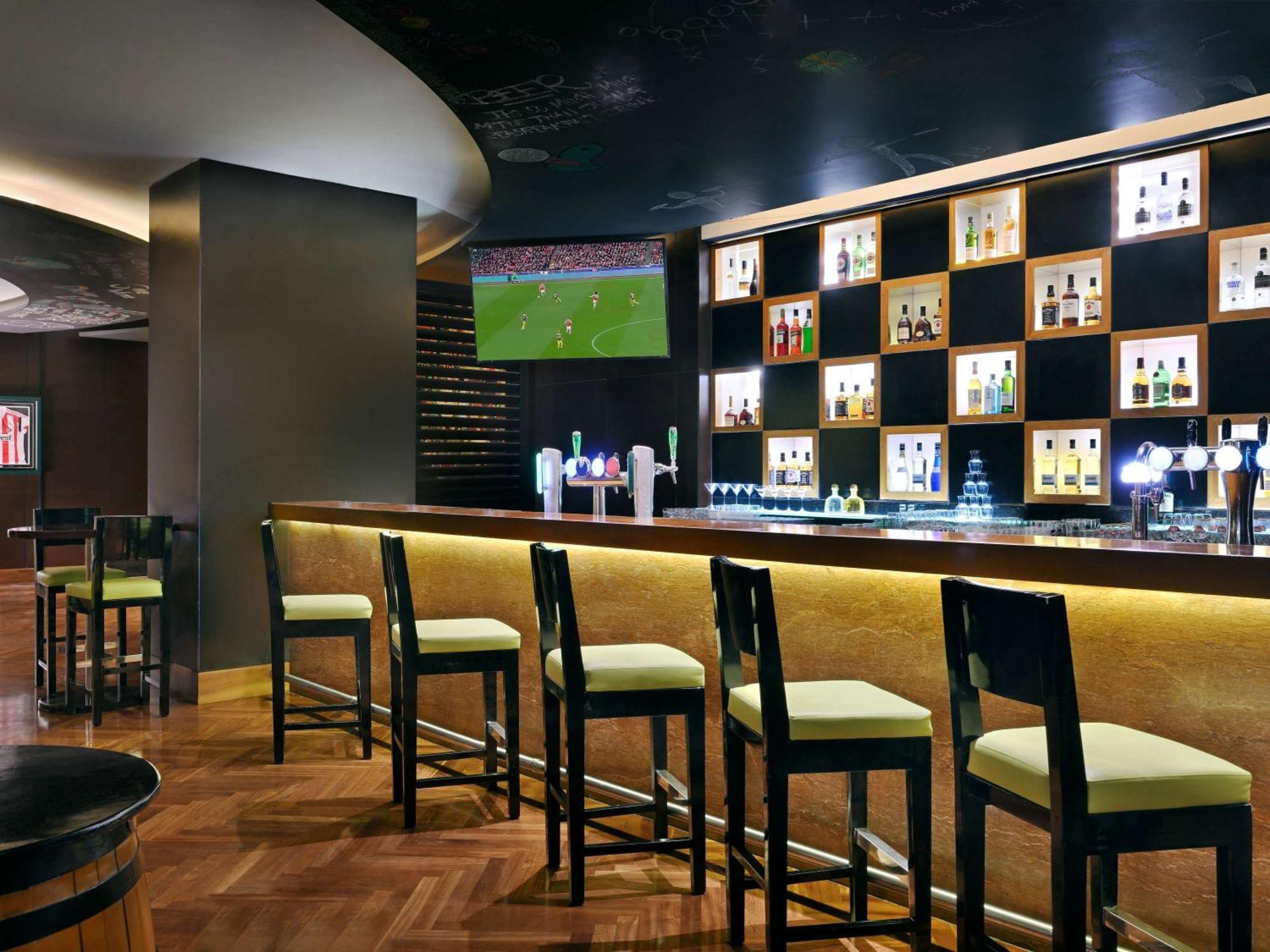 Moevenpick Hotel Jumeirah Beach Dubai Luaran gambar The bar at the Emirates Stadium
