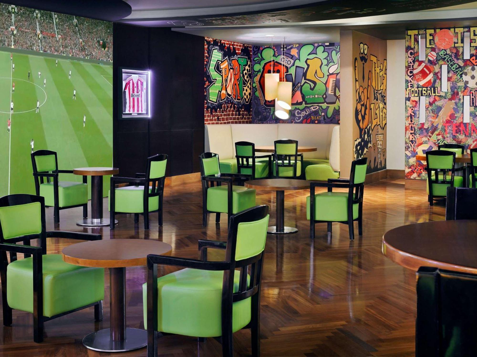 Moevenpick Hotel Jumeirah Beach Dubai Luaran gambar Interior of a typical McDonald's restaurant